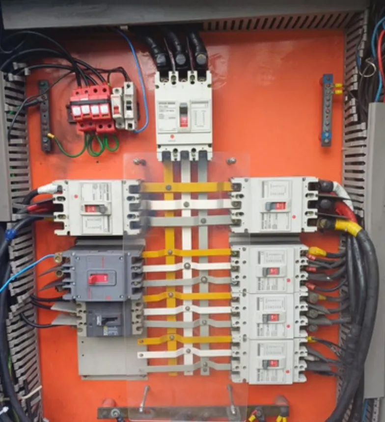 Quadros e banco de capacitores — obra da TH Engenharia para Faculdade Maurício de Nassau